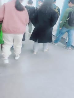 自拍,偷拍,泄密坑爹女主播冒充女大学生潜入❤️高校教学楼隔板女厕偷拍学妹尿尿格子裤美眉貌似在自慰