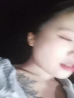 国产自拍颜值不错的美女主播露脸户外小河边勾搭钓鱼的小哥激情啪啪，让小哥吃奶玩逼口交大鸡巴