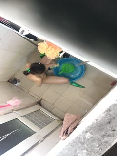 自拍,偷拍,泄密《贵在真实☀️极限偸拍》纯上帝视角冒死偸窥出租房邻居小姐姐用大盆水舀子洗澡，身材不错，还自娱自乐最后还把自己说笑了