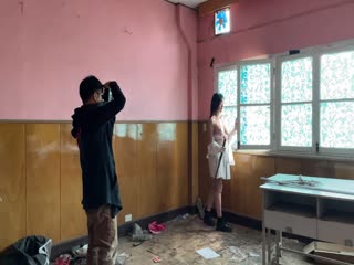 国产自拍《精品㊙️泄密》圈内高端人体艺术摄影师Rock｜废弃学校人体摄影真实花絮，出镜小A，年轻漂亮女神级别，三点全露，无水4K原画