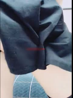 国产自拍性感网红美女主播萌妍妍跑车福利剧情演绎下班忘带钥匙在对面邻居家等妈妈回来时故意勾引邻居沙发上啪啪!