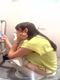自拍,偷拍,泄密外站新流出商场蹲厕多角度偷拍黄衣妹子不停对着镜头看貌似发现了什么