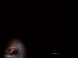 自拍,偷拍,泄密国内厕拍达人潜入师范学院隔板女厕洞中偷窥❤️学妹尿尿黑衣美眉发现异样四处张望
