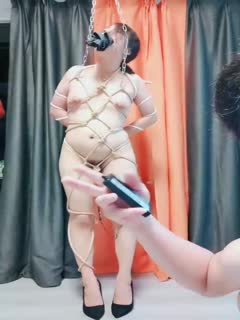 国产自拍调教人妻电击小骚逼，全程露脸全身捆绑束缚屌起来玩弄骚穴，电击阴唇高潮抽插不断