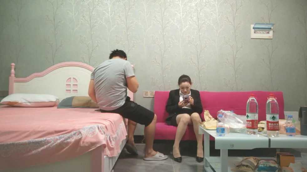 国产自拍寂寞人妻少妇难以驾驭连探花小智都很吃力