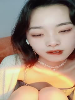 国产直播风骚小尤物，一个人在家大黑牛自慰，刺激自己的私处，表情骚的很