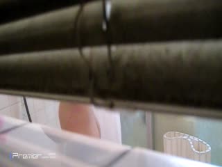 自拍,偷拍,泄密【洗浴偷拍】偷拍邻居小妹洗澡，边洗澡边看电视好享受的样子，为拍脸不慎差点被妹子被发现赶紧跑2