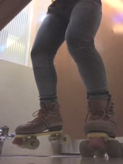 自拍,偷拍,泄密ZT全景厕拍系列19 刚长成的小妹胸部发育的很是不错