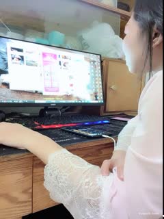 国产直播巨乳奶妈❤️-下海给宝宝赚奶粉钱，鲜奶多多，风趣挑逗哥哥们，黑丝肥臀诱惑，这穴看着老骚呀，都沾白带了！