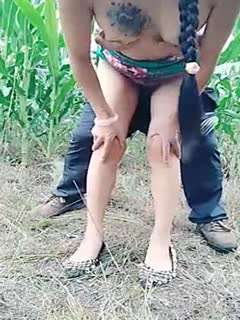 国产自拍【国产野战直播】风骚少妇庄稼地和炮友打野战