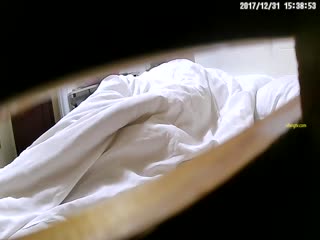 自拍,偷拍,泄密【精选稀缺360】宾馆电视柜缝隙偷拍情侣（一）-可惜了 身材相貌都不错的美女被汉奸头上了