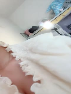 国产直播可爱新人主播妹子，穿的内裤还是透明，毛毛都看的一清二楚，胸不大不小，掰开逼逼很漂亮的粉色小蝴蝶