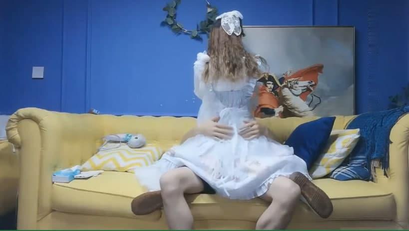 国产自拍懂情趣的女子赴约，扮演萝莉上位猛摇
