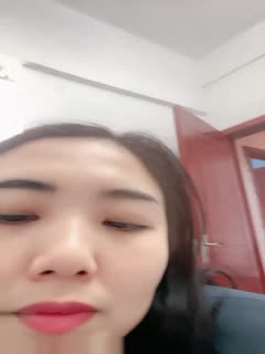 国产直播高端女白领你是真鸡巴骚，全程露脸办公桌前漏出骚奶子揉捏，逼逼里塞着跳蛋，跑到厕所掰着逼逼尿尿自慰舔淫水