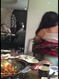 国产自拍【网曝门事件】XX局长饭局上吃饱喝足叫来小情人当众人面
