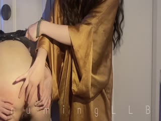 国产自拍⚡女主人调教小母狗⚡极品尤物气质百合女神〖乳名LLB〗拘束在衣柜里的小狗，被主人牵出来鞭打调教 但是被反攻到潮吹1
