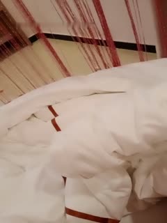 国产直播红色内衣漂亮妹子在睡觉脱~下内裤露逼诱惑翻身退下内裤露出嫩逼毛毛挺多很是诱惑喜欢不要错过