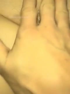 国产自拍变态哥套路两个工厂妹子回家喝酒下药灌倒一块干苗条妹子药