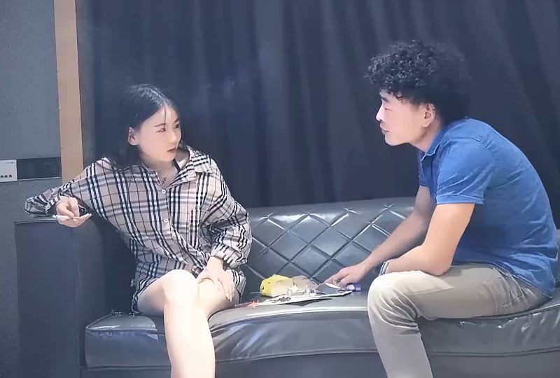 国产自拍4000约很漂亮的00后小美女，被大鸡巴直接怼哭了，还直接干了两炮，隔着屏幕都能感觉到疼!