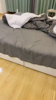 国产自拍刺激战场，露脸颜值不错的小姐姐躺在床上让小哥们轮着玩