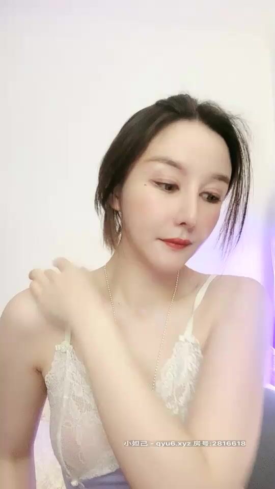 国产直播布拉德沐恩高颜值网红妹子情趣珍珠内裤诱惑，揉搓贫乳脱下内裤翘屁股露逼，近距离特写珍珠拉扯摩擦