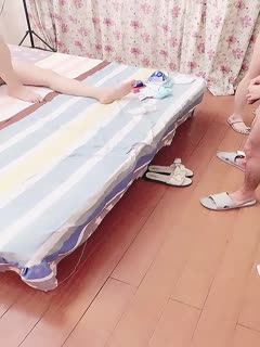 国产直播骚逼让小哥哥激情双飞【上篇】主动上位享受小哥打桩机式快速抽插爆草，浪叫让小哥吃奶玩逼好姐姐帮忙玩骚奶子