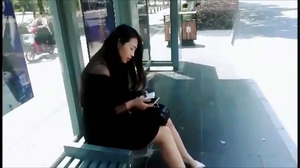 国产自拍深圳上班的气质漂亮打工妹等公交车时被专搞美女的老外搭讪套路后带回家啪啪,