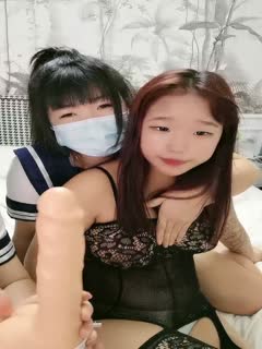国产直播精彩4P两个风骚老阿姨床上调教小鲜肉和渣女小萝莉激情啪啪，黑丝制服露脸被老阿姨吃奶小哥舔逼，多体位爆草