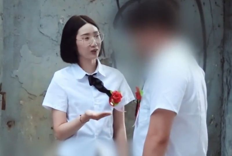 国产自拍毕业了送出第一次的性爱!
