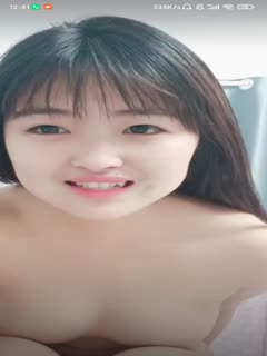 国产直播肉嘟嘟的妹妹胸部很挺很粉，躺下夹着腿一线天美鲍鱼，特写粉穴很紧致