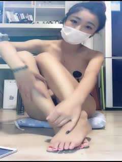 国产自拍手机直播漂亮美少妇坐地上道具自慰高潮喷了一地的水喜欢的不要错过