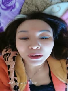 国产直播丝袜熟女骚妈全程露脸早上起来就发骚，尿尿给狼友看跑到床上穿上丝袜诱惑，开档情趣跳弹塞逼里自慰抽插呻吟
