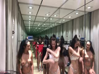 国产自拍前凸后翘身材非常SEX的华裔留学生与美女闺蜜试衣间换多