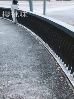 国产自拍高颜值美女樱桃味 露出揉奶散步，看见有人来樱桃居然转过去了，不知有没有被看到，刺激死了！