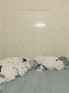 国产直播大学生情侣镜头前赚外快，颜值高身材好小哥又很骚，舔逼真淫荡，玩着奶子草着逼无套抽插，浪荡呻吟好骚内射