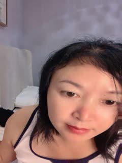 国产直播大奶骚妈带着女儿一起直播，全程露脸淫声荡当，撅着屁股用道具插菊花，吃奶玩逼自慰特写展示，听狼友指挥