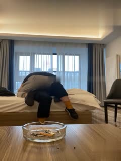 国产自拍00后空姐妹子回去感觉不舒服打电话过来质问，说要报警，这边说拍了视频，才把事情压下来