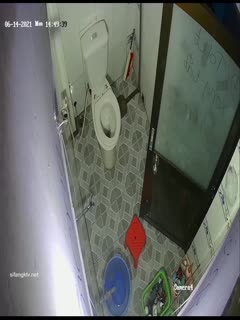 自拍,偷拍,泄密黑客破解房东在浴室偷装的摄像头 偷拍❤️几个打工妹合租房的小姐姐浴室洗澡刮毛