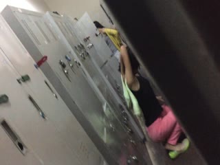 自拍,偷拍,泄密胆大包天牛人某艺术培训班偸拍女学员上课练舞更衣间换衣卫生间嘘嘘妹子像个处女尿尿一条线