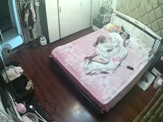 自拍,偷拍,泄密《破解居家摄像头》刚洗完澡老婆想操B可惜中年老公的鸡巴硬不起来只好作罢