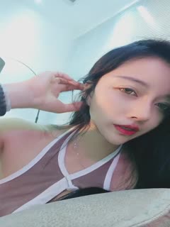 国产直播有点混血高挑模特女神，撅起屁股露出美鲍鱼，和网友聊聊自己的性事，特写粉木耳