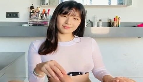国产自拍巨乳女王骚气吸舔大肉棒！把肉棒放在巨乳中间摩擦~