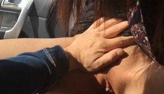 国产自拍“我是贱b，我是骚货，水超多，拜托老公操死我！” 带著小老婆到野外啪啪~蚊子太多只好躲到车上无套啪啪啪