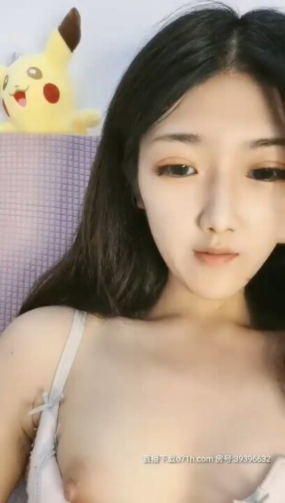 国产自拍主播福利 人美嘴甜哪多好顏值不錯嫩妹子道具自慰，特寫大黑牛插入震動掰穴高潮出白漿