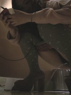 自拍,偷拍,泄密ZT全景厕拍系列18  穿羽绒服的美少妇下面的黑森林很是茂盛