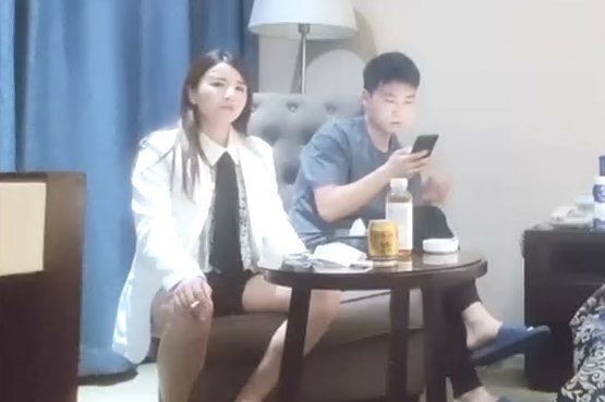 麻豆AV气质型西装御姐，大奶翘起臀，换上黑丝操逼，翘起屁股一下下猛顶，搞得浪叫