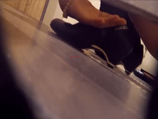 自拍,偷拍,泄密大神潜入商场女厕偷拍白衣红裙美女 B里流出白色的液体 难道是刚被操过