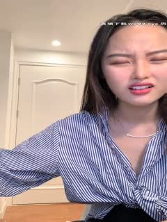 国产直播2020.2.16【小咪鸭】逗逼小美女，聊天风趣幽默，整个线条优美，麦色肌肤健康光滑，咪咪漂亮又嫩，情商高会聊天