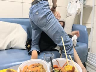国产直播约操良家小少妇，吃饱喝足再开操，扒掉衣服摸骚穴，无套爆操内射