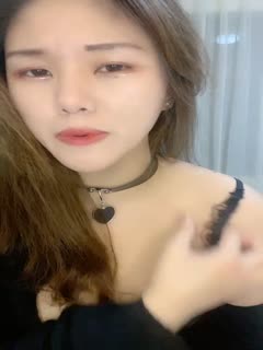 国产直播新来的美女终于脱了，全程露脸在狼友的指挥下漏出玩弄骚奶子，逼逼肥美多汁自己抠着给狼友看浪叫呻吟好骚啊